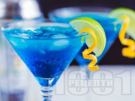 Коктейл Лазурно Мартини (Azure Martini) с джин и синьо кюрасо - снимка на рецептата